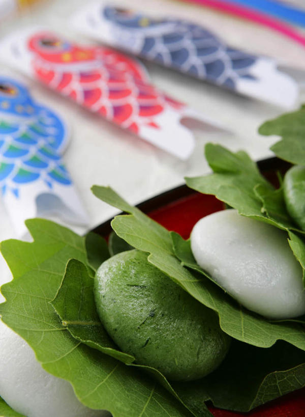 点心,无人,竖图,俯视,室内,特写,白天,餐桌,桌子,旗帜,叶子,一排,阴影,朦胧,模糊,整齐,装饰,反射,鲤鱼旗,影子,谷类,谷物,食品,糯米,甜点,甜品,绿叶,米,旗子,大米,食物,糕点,排列,三个,红色,蓝色,甜食,祈福,嫩叶,摄影,影棚,餐台,草饼,华丽,修饰,祈求,点缀,队列,衬托,美观,雅致,雅观,旌旗,旗号,江米,麻糬,鲤帜,叶,叶片,彩图,高角度拍摄,影棚拍摄,拍摄