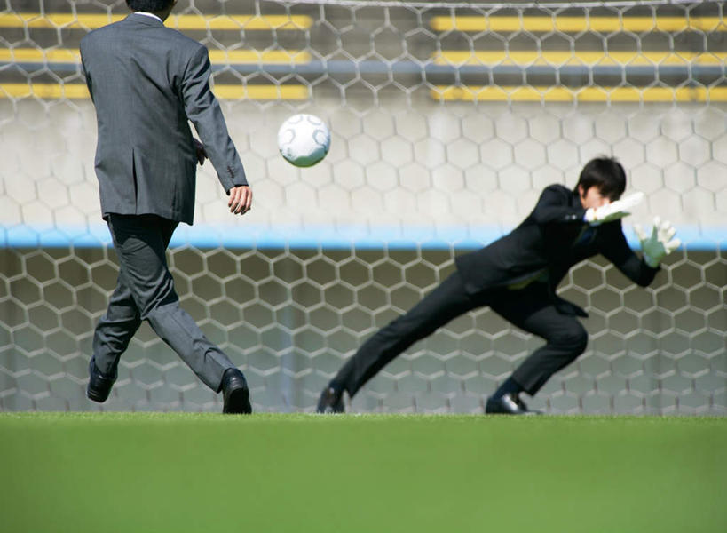 东方人,背部,两个人,同事,商务人士,商务男性,足球场,体育馆,运动场,站,横图,室外,白天,正面,衬衫,锻炼,旅游,度假,安全,成功,运动,合作,团队,集体,信心,足球,草地,草坪,植物,亚洲,守门员,踢,弯腰,阴影,套装,朦胧,模糊,光线,影子,防护,领带,足球装备,注视,黄种人,娱乐,运动器械,体育场,队伍,草,一个,绿色,阳光,手套,观察,站着,享受,休闲,健身器械,放松,田径场,单个,观看,保护,察看,领导,躲避,成就,关注,室外运动,保险,商务装,健身器材,绿茵场,户外运动,合伙,领袖,工薪阶层,保全,周全,安稳,安定,弯身,运动馆,蹴鞠,防护手套,平安,足球运动,男人,男性,年轻男性,亚洲人,白领,上班族,站立,半身,彩图,衬衣,健身,足球比赛场地,运动器材