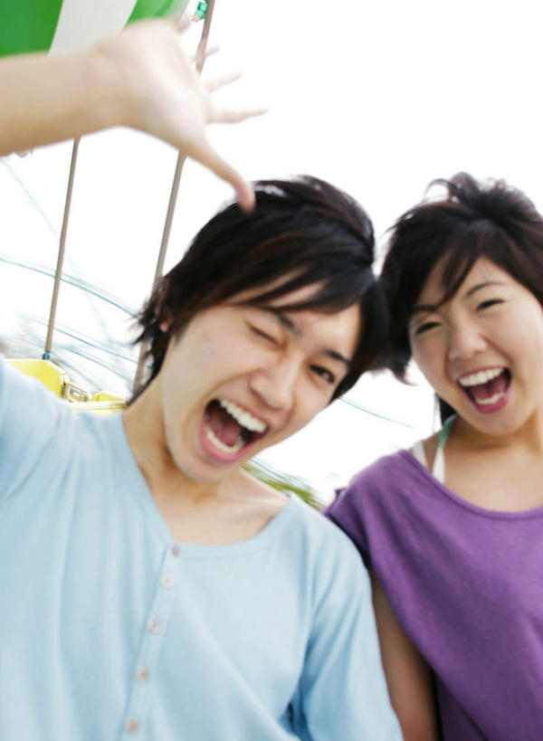 东方人,两个人,游乐园,坐,举,笑,微笑,露齿笑,竖图,室外,白天,仰视,爱情,游乐场,亚洲,服装,朦胧,模糊,浪漫,注视,休闲装,黄种人,衣服,观察,看,托,休闲,温暖,温馨,休闲服,恩爱,恋人,服饰,游乐设施,旋转飞椅,观看,和睦,察看,关注,乐园,飓风飞椅,旋转秋千,男人,男性,年轻男性,年轻女性,女人,女性,亚洲人,情侣,举起,举手,举着,向上举,向上伸,向上托,坐着,半身,彩图,低角度拍摄,伴侣,融洽