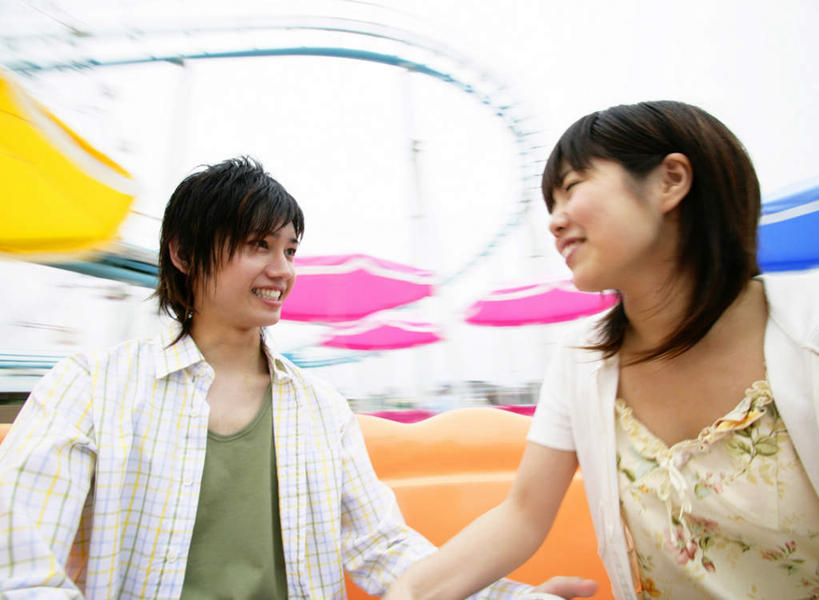 东方人,两个人,游乐园,坐,笑,微笑,露齿笑,横图,室外,白天,仰视,爱情,游戏,游乐场,亚洲,服装,朦胧,模糊,曲折,弯曲,浪漫,玩,扭头,注视,休闲装,黄种人,娱乐,过山车,衣服,天空,天,观察,看,转头,休闲,温暖,温馨,休闲服,恩爱,恋人,服饰,游乐设施,云霄飞车,转转杯,蜿蜒,晴朗,观看,活动,和睦,察看,发泄,关注,消遣,智力,万里无云,宣泄,乐园,滑落,欢乐咖啡杯,旋转咖啡杯,游艺设施,爬升,倒转,男人,男性,年轻男性,年轻女性,女人,女性,亚洲人,情侣,晴空,晴空万里,玩耍,嬉戏,坐着,半身,彩图,低角度拍摄,伴侣,融洽