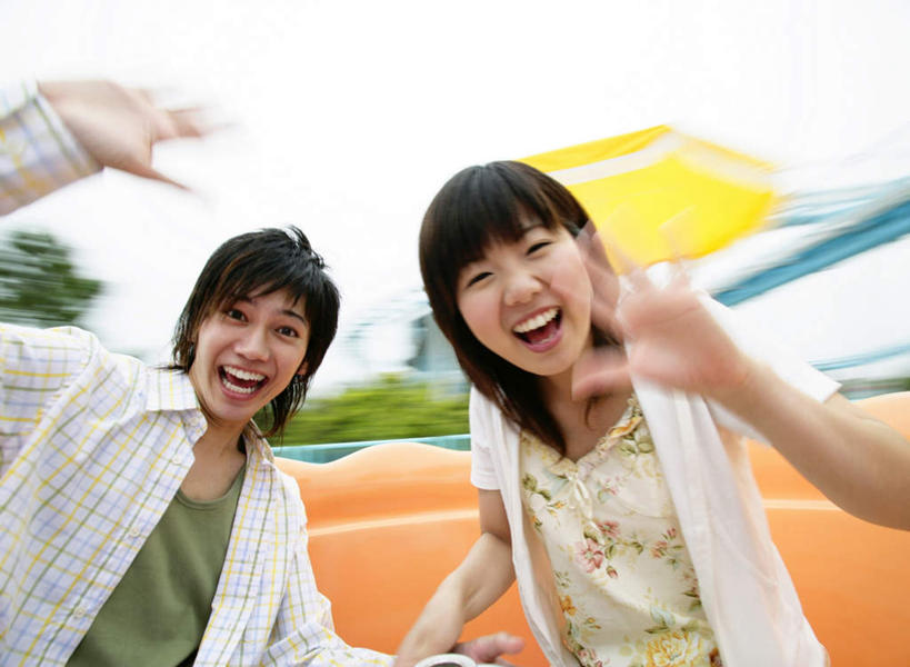 东方人,两个人,游乐园,坐,举,笑,微笑,露齿笑,横图,室外,白天,仰视,爱情,游戏,游乐场,亚洲,服装,朦胧,模糊,曲折,弯曲,浪漫,玩,挥手,注视,休闲装,黄种人,娱乐,过山车,衣服,天空,天,观察,看,手势,托,招手,休闲,温暖,温馨,休闲服,恩爱,恋人,服饰,游乐设施,云霄飞车,转转杯,蜿蜒,晴朗,告别,观看,活动,和睦,察看,发泄,关注,消遣,智力,摆动,万里无云,宣泄,乐园,滑落,欢乐咖啡杯,旋转咖啡杯,游艺设施,爬升,倒转,男人,男性,年轻男性,年轻女性,女人,女性,亚洲人,情侣,晴空,晴空万里,举起,举手,举着,玩耍,嬉戏,向上举,向上伸,向上托,坐着,半身,彩图,低角度拍摄,伴侣,融洽