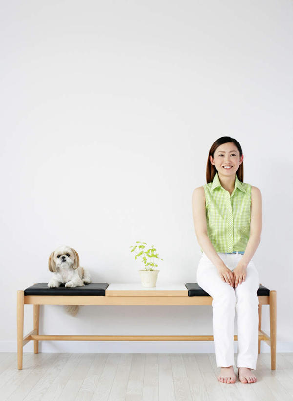 东方人,一个人,坐,笑,微笑,露齿笑,竖图,室内,白天,白色背景,正面,植物,宠物,狗,椅子,亚洲,仅一个年轻女性,仅一个女性,仅一个人,阴影,服装,反射,盆栽,影子,木椅,盆景,注视,休闲装,黄种人,北京犬,狮子狗,一只,衣服,绿色,自然,动物,观察,看,休闲,休闲服,可爱,摄影,服饰,影棚,生长,成长,观看,察看,关注,忠诚,北京宫廷犬,京巴,年轻女性,女人,女性,亚洲人,犬,坐着,彩图,全身,影棚拍摄,拍摄