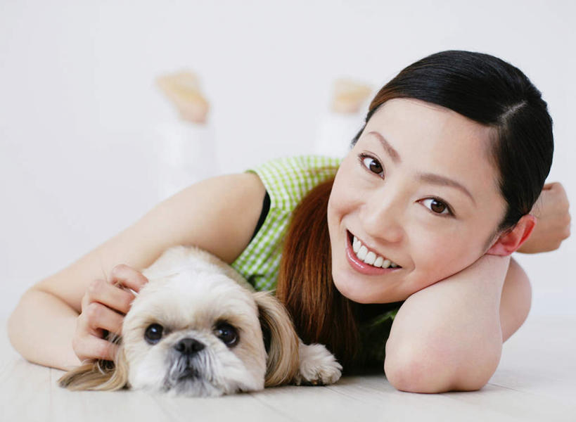 东方人,一个人,举,笑,微笑,露齿笑,横图,室内,白天,白色背景,正面,宠物,狗,亚洲,仅一个年轻女性,仅一个女性,仅一个人,撑,阴影,服装,朦胧,模糊,反射,影子,托腮,注视,休闲装,黄种人,光脚,北京犬,狮子狗,一只,衣服,绿色,动物,观察,看,趴着,托,休闲,赤脚,休闲服,可爱,摄影,服饰,影棚,观看,察看,关注,托下巴,忠诚,北京宫廷犬,京巴,年轻女性,女人,女性,亚洲人,犬,举起,举手,举着,趴,向上举,向上伸,向上托,彩图,全身,影棚拍摄,拍摄