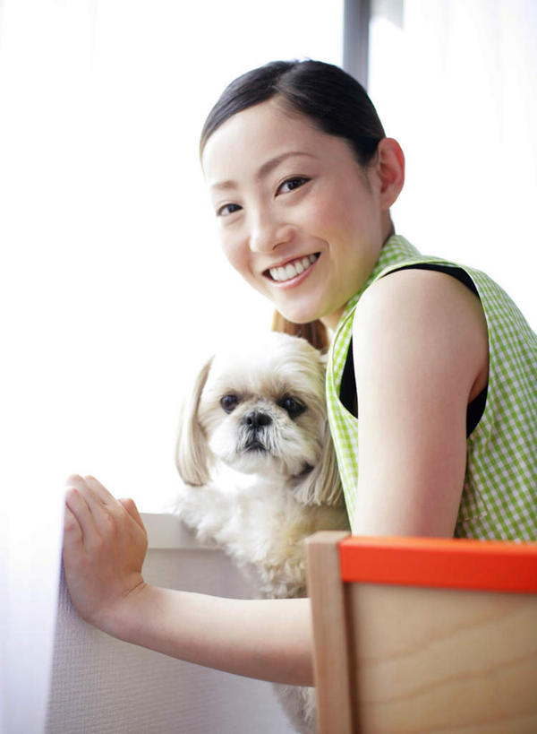 东方人,一个人,坐,抱,笑,微笑,露齿笑,竖图,室内,白天,侧面,窗户,窗帘,宠物,狗,椅子,亚洲,仅一个年轻女性,仅一个女性,仅一个人,阴影,服装,朦胧,模糊,装饰,反射,影子,木椅,墙,扭头,注视,休闲装,黄种人,北京犬,狮子狗,玻璃窗,墙壁,墙面,一只,衣服,白色,帘子,动物,观察,看,转头,休闲,休闲服,遮阳,可爱,服饰,抱着,观看,华丽,修饰,点缀,察看,搂着,关注,忠诚,衬托,美观,雅致,雅观,北京宫廷犬,京巴,年轻女性,女人,女性,亚洲人,犬,搂,搂抱,坐着,半身,彩图