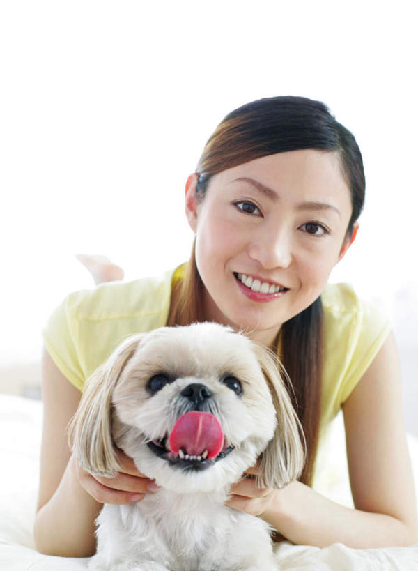 东方人,一个人,躺,抱,笑,微笑,露齿笑,竖图,室内,白天,正面,窗户,窗帘,床,卧室,宠物,狗,亚洲,仅一个年轻女性,仅一个女性,仅一个人,服装,朦胧,模糊,装饰,双人床,床单,注视,休闲装,黄种人,北京犬,狮子狗,被子,玻璃窗,一只,衣服,绿色,帘子,动物,观察,看,趴着,休闲,休闲服,遮阳,可爱,服饰,抱着,观看,华丽,修饰,点缀,察看,被单,搂着,关注,忠诚,衬托,美观,雅致,雅观,北京宫廷犬,京巴,卧着,年轻女性,女人,女性,亚洲人,犬,搂,搂抱,趴,躺着,卧,半身,彩图,睡房,卧房