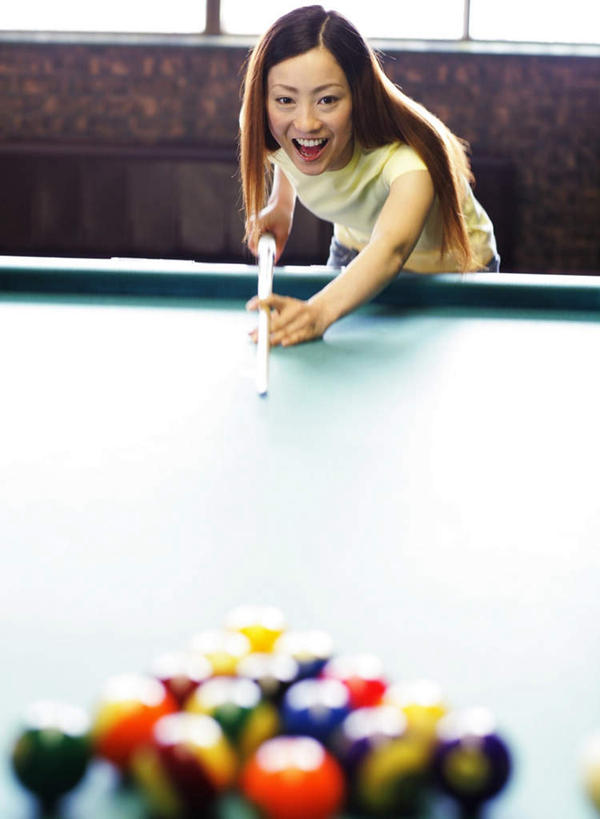 东方人,一个人,站,笑,微笑,露齿笑,竖图,室内,白天,正面,台球,亚洲,仅一个年轻女性,仅一个女性,仅一个人,弯腰,握,撞球,服装,朦胧,模糊,球杆,墙,拿,拿着,注视,休闲装,黄种人,运动器械,墙壁,墙面,彩球,衣服,观察,看,站着,休闲,休闲服,健身器械,握着,服饰,观看,察看,台球桌,关注,健身器材,斯诺克,弯身,斯诺克球,斯诺克台球,桌球,年轻女性,女人,女性,亚洲人,站立,半身,彩图,运动器材