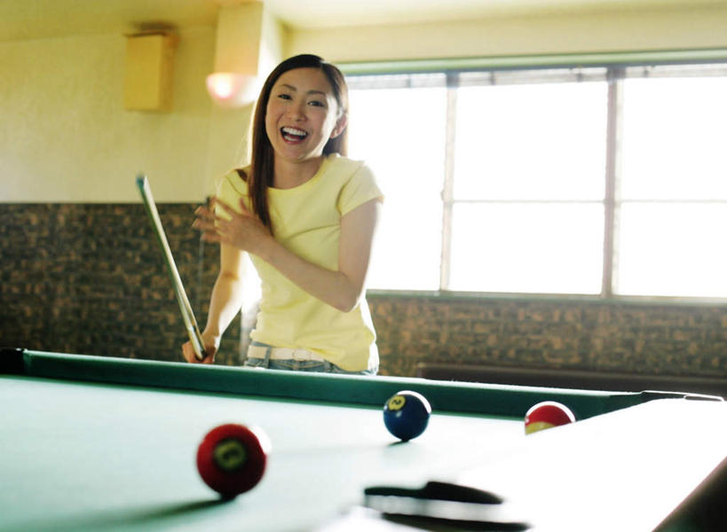 东方人,一个人,站,笑,微笑,露齿笑,横图,室内,白天,正面,台球,窗户,亚洲,仅一个年轻女性,仅一个女性,仅一个人,握,撞球,服装,朦胧,模糊,球杆,墙,拿,拿着,注视,休闲装,黄种人,运动器械,玻璃窗,墙壁,墙面,彩球,衣服,观察,看,站着,休闲,休闲服,健身器械,握着,服饰,观看,察看,台球桌,关注,健身器材,斯诺克,斯诺克球,斯诺克台球,桌球,年轻女性,女人,女性,亚洲人,站立,半身,彩图,运动器材