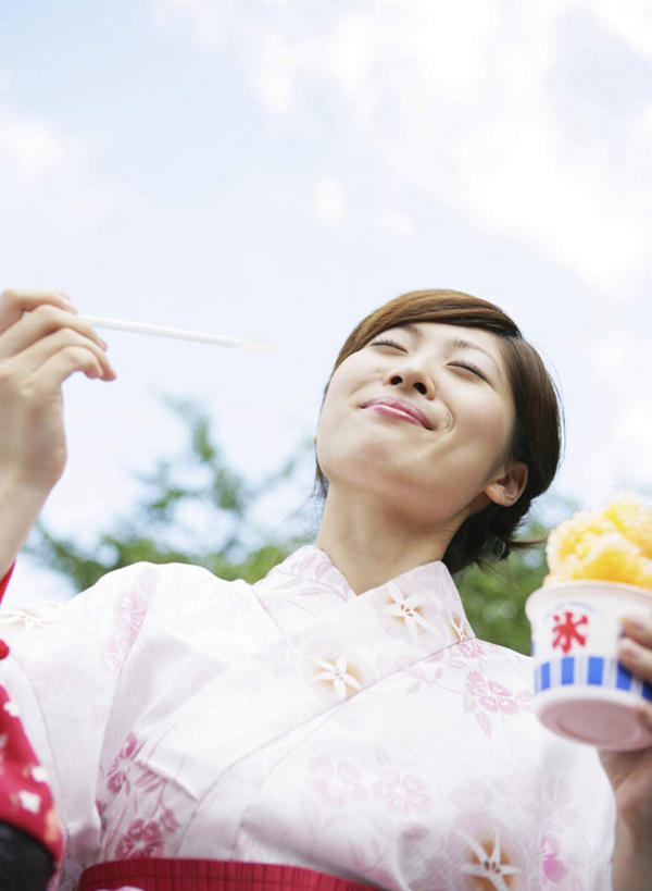 东方人,一个人,站,闭眼,笑,微笑,竖图,室外,白天,仰视,民族服装,植物,亚洲,仅一个年轻女性,仅一个女性,仅一个人,握,和服,朦胧,模糊,纸盒,勺子,云,云朵,冰激凌,清凉,拿,云彩,拿着,黄种人,盒子,树,树木,蓝色,绿色,白云,蓝天,天空,自然,包装盒,调羹,汤匙,冷饮,天,站着,舒服,冰淇淋,握着,服饰,生长,晴朗,成长,解暑,解渴,雪糕,舒爽,吴服,唐草,唐花,唐锦,冰糕,消暑,年轻女性,女人,女性,亚洲人,晴空,闭眼睛,闭着眼,闭着眼睛,站立,半身,彩图,低角度拍摄,传统服装,民俗服