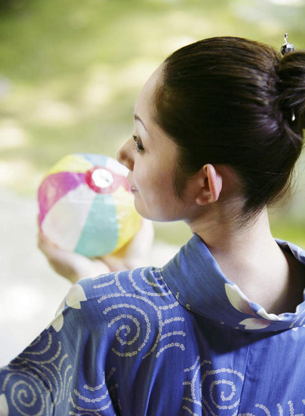 东方人,一个人,站,捧,竖图,俯视,室外,白天,民族服装,游戏,草地,草坪,植物,玩具,亚洲,仅一个年轻女性,仅一个女性,仅一个人,和服,朦胧,模糊,玩,扭头,注视,黄种人,娱乐,草,一个,蓝色,绿色,观察,看,站着,转头,休闲,橡胶,益智,服饰,皮球,单个,观看,活动,察看,发泄,关注,消遣,智力,橡胶制品,吴服,唐草,唐花,唐锦,宣泄,空心球,年轻女性,女人,女性,亚洲人,端,端着,捧着,手捧,玩耍,嬉戏,站立,半身,彩图,高角度拍摄,传统服装,民俗服