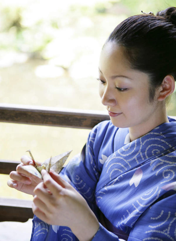 东方人,一个人,栏杆,坐,笑,微笑,竖图,俯视,室内,白天,民族服装,树林,植物,亚洲,仅一个年轻女性,仅一个女性,仅一个人,握,和服,朦胧,模糊,艺术,扶手,折纸,纸艺,手工艺品,拿,千纸鹤,拿着,注视,黄种人,文化,护栏,树,树木,蓝色,绿色,自然,纸鹤,纸制品,工艺品,观察,看,握着,服饰,生长,成长,观看,察看,高雅,关注,吴服,唐草,唐花,唐锦,工艺折纸,自信心,品位,年轻女性,女人,女性,亚洲人,坐着,半身,彩图,高角度拍摄,传统服装,民俗服