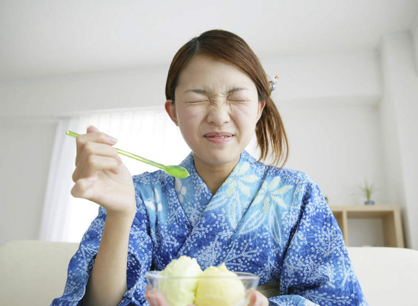 东方人,一个人,客厅,坐,闭眼,吃,横图,室内,白天,正面,民族服装,沙发,玻璃,亚洲,仅一个年轻女性,仅一个女性,仅一个人,握,和服,勺子,冰激凌,清凉,拿,拿着,黄种人,玻璃制品,一个,蓝色,容器,调羹,汤匙,碗,冷饮,舒服,冰淇淋,握着,服饰,单个,储藏,解暑,起居室,储存,解渴,雪糕,布艺沙发,舒爽,吴服,唐草,唐花,唐锦,冰糕,消暑,客堂,年轻女性,女人,女性,亚洲人,闭眼睛,闭着眼,闭着眼睛,嚼,食,坐着,半身,彩图,传统服装,民俗服,贮存