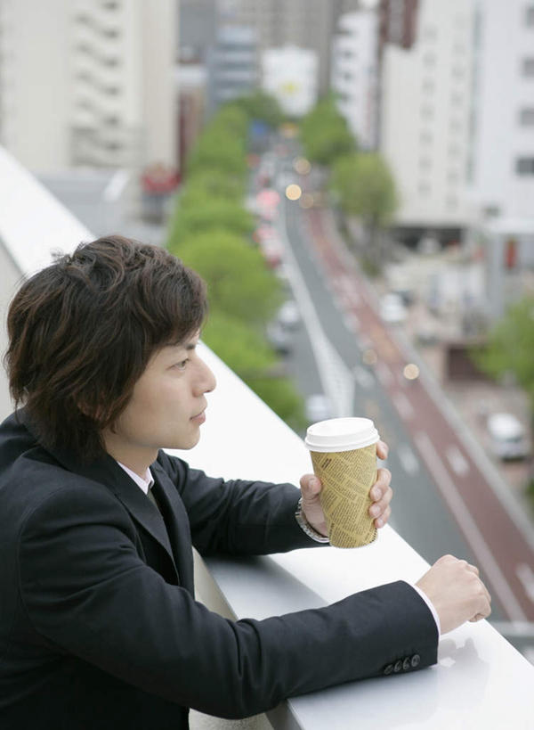 咖啡,东方人,一个人,商务人士,商务男性,高楼大厦,栏杆,站,竖图,俯视,室外,白天,衬衫,幸福,办公楼,植物,大厦,道路,建筑,路,摩天大楼,写字楼,公路,杯子,亚洲,仅一个男性,仅一个人,握,套装,朦胧,模糊,围栏,交通,拿,拿着,注视,黄种人,娱乐,护栏,树,树木,饮料,仅一个年轻男性,绿色,自然,纸制品,楼宇,观察,看,站着,享受,休闲,温馨,商务楼,放松,乐趣,握着,生长,成长,观看,纸杯,察看,提神,舒适,关注,一次性杯子,醒脑,商务装,工薪阶层,软饮料,玛奇朵,玛奇朵咖啡,玛琪雅朵,男人,男性,年轻男性,亚洲人,白领,上班族,马路,站立,半身,彩图,高角度拍摄,衬衣,大楼,高层建筑,高楼,摩天楼