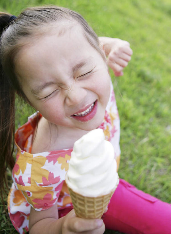 东方人,儿童,一个人,坐,闭眼,笑,微笑,露齿笑,竖图,俯视,室外,白天,纯洁,草地,草坪,植物,亚洲,仅一个女性,仅一个人,阴影,服装,朦胧,模糊,光线,影子,冰激凌,清凉,休闲装,黄种人,草,一个,小孩,衣服,绿色,阳光,冷饮,仅一个小孩,休闲,舒服,休闲服,冰淇淋,可爱,童年,童趣,服饰,单个,解暑,解渴,雪糕,童真,华夫饼,烂漫,无邪,舒爽,窝夫,格子饼,华夫,格仔饼,压花蛋饼,冰糕,消暑,天真,女孩,女人,女性,亚洲人,孩子,闭眼睛,闭着眼,闭着眼睛,坐着,半身,彩图,高角度拍摄,女生