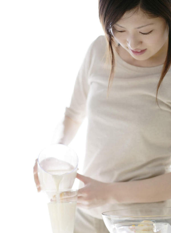 东方人,一个人,站,笑,微笑,竖图,室内,白天,白色背景,正面,亚洲,仅一个年轻女性,仅一个女性,仅一个人,握,阴影,服装,反射,电器,工具,影子,注视,休闲装,黄种人,设备,榨汁机,衣服,低头,观察,搅拌,看,站着,休闲,休闲服,握着,摄影,服饰,影棚,观看,察看,研磨,切割,家电,家用电器,关注,榨汁,垂头,年轻女性,女人,女性,亚洲人,站立,半身,彩图,影棚拍摄,拍摄