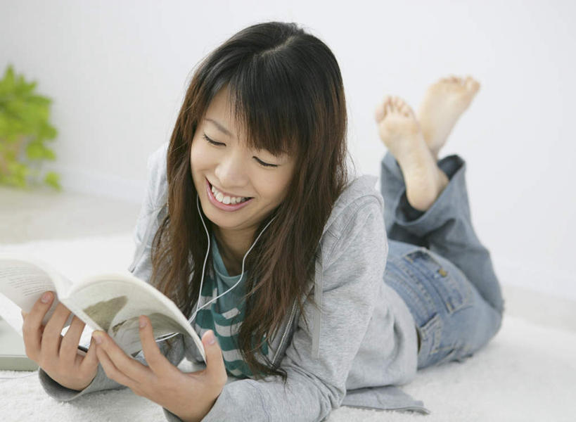 东方人,一个人,躺,举,笑,微笑,露齿笑,横图,室内,白天,正面,植物,书籍,北京,中国,亚洲,仅一个年轻女性,仅一个女性,仅一个人,服装,盆栽,墙,盆景,首都,注视,休闲装,黄种人,光脚,墙壁,墙面,衣服,绿色,白色,自然,观察,看,趴着,托,休闲,赤脚,休闲服,服饰,生长,成长,观看,察看,关注,东亚,中华人民共和国,北京市,京,北平,华北地区,地坛,地坛公园,方泽坛,卧着,年轻女性,女人,女性,亚洲人,书,图书,举起,举手,举着,趴,躺着,卧,向上举,向上伸,向上托,彩图,全身