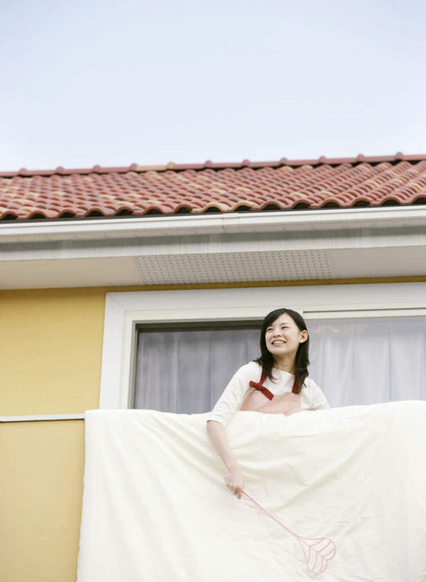 东方人,一个人,家,露台,站,笑,微笑,露齿笑,竖图,室外,白天,仰视,窗户,落地窗,阳台,亚洲,仅一个年轻女性,仅一个女性,仅一个人,握,服装,房屋,屋子,公寓,拿,拿着,注视,休闲装,黄种人,洋房,楼房,玻璃窗,住宅,衣服,蓝色,蓝天,天空,天,观察,看,站着,休闲,休闲服,握着,服饰,晴朗,观看,拍打,察看,关注,万里无云,年轻女性,女人,女性,亚洲人,晴空,晴空万里,站立,半身,彩图,低角度拍摄,房子,露天阳台,被子除尘拍,被子拍,灰尘拍,棉被拍,如意拍,如意藤拍,藤拍,枕头拍