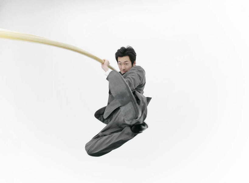 东方人,一个人,商务人士,商务男性,跳,举,横图,室内,白天,白色背景,正面,衬衫,撑杆跳高,亚洲,仅一个男性,仅一个人,握,套装,半空,注视,黄种人,仅一个年轻男性,观察,看,托,腾空,握着,摄影,影棚,观看,察看,关注,商务装,工薪阶层,凌空,撑竿跳,撑竿跳高,撑杆跳,男人,男性,年轻男性,亚洲人,白领,上班族,举起,举手,举着,跳跃,向上举,向上伸,向上托,彩图,全身,影棚拍摄,衬衣,拍摄