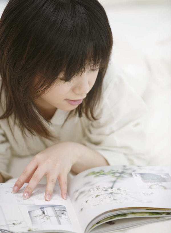 东方人,一个人,躺,笑,微笑,竖图,俯视,室内,白天,阅读,床,卧室,杂志,亚洲,仅一个年轻女性,仅一个女性,仅一个人,学习,睡衣,服装,朦胧,模糊,双人床,床单,扭头,注视,黄种人,被子,衣服,观察,看,趴着,转头,读书,浏览,服饰,观看,察看,被单,衣着,穿着,关注,寝衣,衣饰,卧着,年轻女性,女人,女性,亚洲人,趴,躺着,卧,半身,彩图,高角度拍摄,睡房,卧房