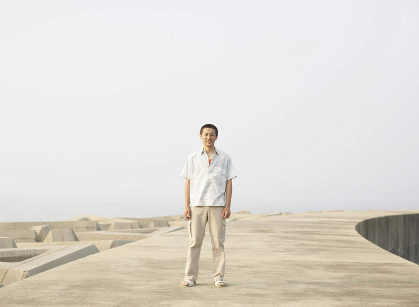 东方人,一个人,站,笑,微笑,横图,室外,白天,正面,亚洲,仅一个男性,仅一个人,服装,地平线,辽阔,地面,注视,休闲装,黄种人,仅一个年轻男性,衣服,蓝色,蓝天,天空,天,观察,看,站着,休闲,广阔,休闲服,服饰,晴朗,观看,一望无际,河堤,察看,关注,延伸,万里无云,天地相交,无边无际,一马平川,男人,男性,年轻男性,亚洲人,晴空,晴空万里,站立,彩图,全身