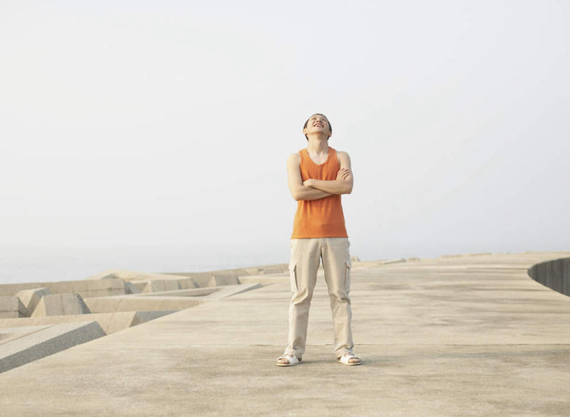 东方人,一个人,站,笑,双手交叉,微笑,横图,室外,白天,正面,亚洲,仅一个男性,仅一个人,服装,背心,地平线,辽阔,地面,注视,黄种人,仅一个年轻男性,衣服,蓝色,蓝天,天空,天,观察,看,站着,广阔,橙色,服饰,晴朗,观看,一望无际,河堤,察看,双手抱胸,衣着,穿着,关注,延伸,万里无云,天地相交,衣饰,无边无际,一马平川,男人,男性,年轻男性,亚洲人,晴空,晴空万里,抬头,仰头,站立,彩图,全身