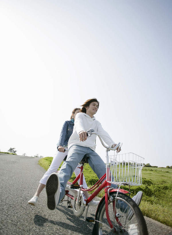 东方人,两个人,坐,笑,微笑,露齿笑,竖图,室外,白天,仰视,爱情,草地,草坪,植物,道路,路,自行车,亚洲,握,服装,小路,交通,浪漫,注视,休闲装,黄种人,车,脚踏车,草,衣服,蓝色,绿色,蓝天,天空,交通工具,天,观察,看,骑车,休闲,温暖,温馨,休闲服,恩爱,握着,恋人,服饰,双人自行车,晴朗,观看,张开双腿,和睦,察看,关注,载具,万里无云,展开双腿,男人,男性,年轻男性,年轻女性,女人,女性,亚洲人,情侣,晴空,晴空万里,坐着,彩图,低角度拍摄,全身,伴侣,融洽,伸展双腿