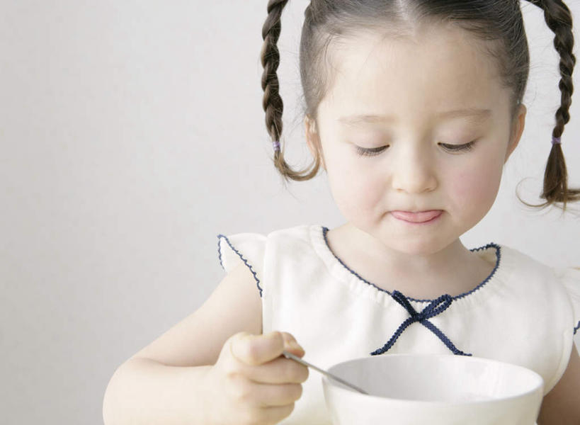 西方人,儿童,一个人,坐,横图,室内,白天,正面,纯洁,餐桌,桌子,欧洲,欧洲人,仅一个女性,仅一个人,握,服装,陶瓷,陶瓷制品,拿,拿着,注视,休闲装,一个,小孩,衣服,容器,碗,观察,看,仅一个小孩,休闲,休闲服,可爱,童年,童趣,舔,握着,服饰,单个,餐台,观看,储藏,察看,储存,关注,童真,烂漫,无邪,天真,女孩,女人,女性,白种人,孩子,坐着,半身,彩图,贮存,女生