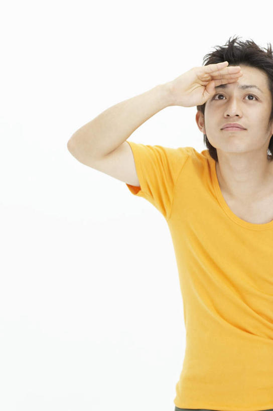 东方人,一个人,站,笑,微笑,竖图,室内,白天,白色背景,正面,亚洲,仅一个男性,仅一个人,眺望,远眺,服装,远望,注视,休闲装,黄种人,仅一个年轻男性,衣服,黄色,观察,看,站着,休闲,休闲服,遮,遮掩,摄影,服饰,影棚,观看,遥望,察看,掩盖,遮挡,关注,遮盖,掩饰,了望,远瞩,男人,男性,年轻男性,亚洲人,站立,半身,彩图,影棚拍摄,拍摄