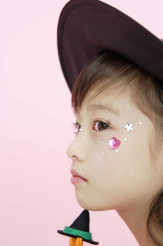 东方人,儿童,脸,头,脸颊,一个人,竖图,室内,特写,白天,侧面,纯洁,帽子,亚洲,仅一个女性,仅一个人,粉色背景,节日,庆祝,注视,黄种人,文化,小孩,观察,看,仅一个小孩,庆典,万圣节,可爱,童年,童趣,摄影,影棚,观看,纪念,察看,关注,童真,烂漫,无邪,巫师帽,天真,女孩,女人,女性,亚洲人,孩子,头部,脸部,脸蛋,面部,半身,彩图,影棚拍摄,拍摄,女生