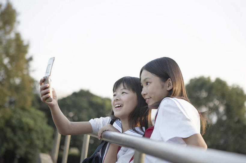 东方人,儿童,两个人,伙伴,朋友,栏杆,站,举,笑,打电话,微笑,露齿笑,横图,室外,白天,侧面,制服,友谊,纯洁,植物,电话,手机,亚洲,阴影,服装,朦胧,模糊,光线,影子,围栏,注视,黄种人,通讯设备,护栏,树,树木,小孩,蓝色,绿色,蓝天,天空,阳光,自然,天,观察,看,托,站着,同学,校服,可爱,童年,童趣,生长,晴朗,成长,观看,察看,校友,关注,童真,烂漫,无邪,水手服,学生服,万里无云,一部,同窗,学友,交流,天真,友情,女孩,女人,女性,亚洲人,晴空,晴空万里,沟通,举起,举手,举着,通话,向上举,向上伸,向上托,站立,半身,彩图,女生校服,女子校服,日本校服,水兵服,女生