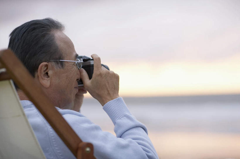 东方人,一个人,坐,横图,室外,白天,侧面,旅游,度假,海浪,海洋,美景,日落,沙滩,相机,椅子,亚洲,仅一个男性,仅一个人,一把,一副,服装,朦胧,模糊,沙子,眼镜,躺椅,海岸,景观,浪花,晚霞,霞光,落日,沙地,注视,休闲装,黄种人,娱乐,一个,拍照,衣服,自然,海水,黄昏,数码相机,观察,看,仅一个老年男性,享受,休闲,休闲服,景色,彩霞,放松,摄影,服饰,单个,观看,老花镜,沙滩椅,察看,关注,自然风光,海景,夕照,远视眼镜,老年男性,男人,男性,亚洲人,照相机,大海,风浪,海,海水的波动,海滩,近岸浪,涌浪,夕阳,坐着,半身,彩图,照相,斜阳