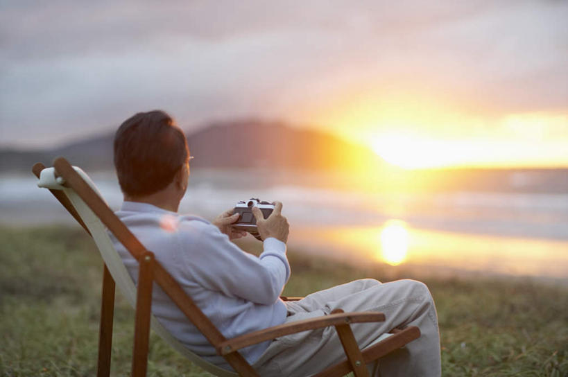 东方人,一个人,坐,横图,室外,白天,侧面,旅游,度假,草地,草坪,海浪,海洋,美景,日落,沙滩,太阳,植物,相机,椅子,亚洲,仅一个男性,仅一个人,一把,一副,阴影,服装,朦胧,模糊,光线,沙子,眼镜,影子,躺椅,海岸,景观,浪花,晚霞,霞光,落日,沙地,注视,休闲装,黄种人,娱乐,草,一个,拍照,衣服,绿色,阳光,自然,海水,黄昏,数码相机,观察,看,仅一个老年男性,享受,休闲,休闲服,景色,彩霞,放松,摄影,服饰,单个,观看,老花镜,沙滩椅,察看,关注,自然风光,海景,夕照,远视眼镜,老年男性,男人,男性,亚洲人,照相机,大海,风浪,海,海水的波动,海滩,近岸浪,涌浪,夕阳,坐着,半身,彩图,照相,斜阳