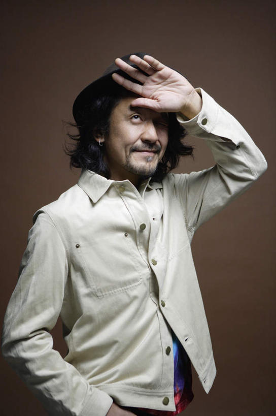 东方人,一个人,站,笑,微笑,竖图,室内,白天,正面,亚洲,仅一个男性,仅一个人,仅一个中年男性,阴影,棕色背景,服装,反射,影子,注视,休闲装,黄种人,衣服,观察,看,站着,休闲,休闲服,遮,遮掩,摄影,服饰,影棚,观看,察看,掩盖,遮挡,关注,手插袋,单手插袋,遮盖,单手抄兜,单手放兜,掩饰,男人,男性,中年男性,亚洲人,插兜,手插兜,手放口袋,站立,半身,彩图,影棚拍摄,拍摄,手抄兜