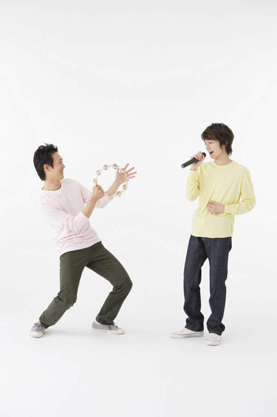 东方人,两个人,伙伴,朋友,站,笑,微笑,露齿笑,竖图,室内,白天,白色背景,正面,友谊,亚洲,握,服装,乐器,铃鼓,音乐,拿,拿着,注视,休闲装,黄种人,衣服,粉色,黄色,话筒,观察,看,站着,休闲,休闲服,握着,唱歌,摄影,服饰,影棚,观看,打击乐器,手鼓,察看,麦克风,关注,扩音器,演唱,传声器,歌唱,微音器,友情,男人,男性,年轻男性,亚洲人,站立,彩图,全身,影棚拍摄,拍摄