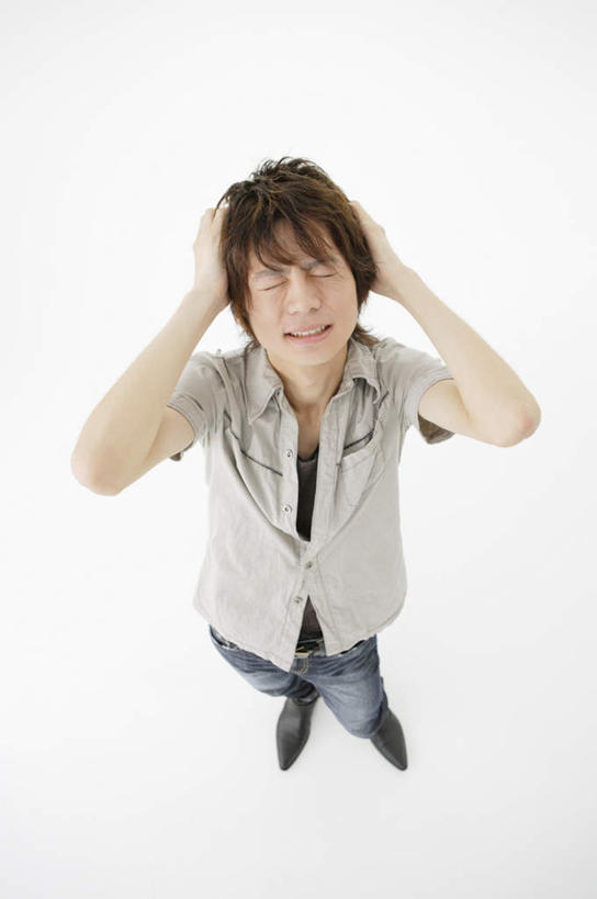 东方人,一个人,站,闭眼,竖图,俯视,室内,白天,白色背景,亚洲,仅一个男性,仅一个人,抱头,服装,休闲装,黄种人,仅一个年轻男性,衣服,站着,休闲,皱眉,休闲服,摄影,服饰,影棚,捧首,捧头,男人,男性,年轻男性,亚洲人,闭眼睛,闭着眼,闭着眼睛,站立,彩图,高角度拍摄,全身,影棚拍摄,拍摄