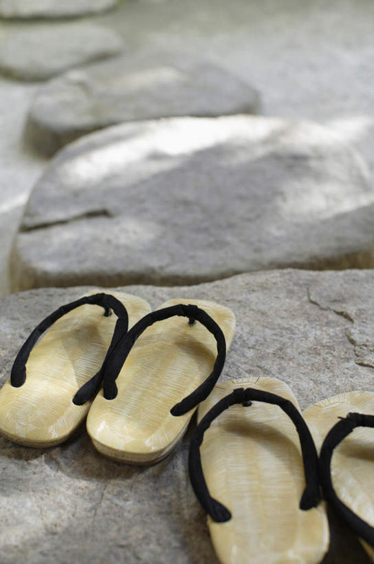 无人,竖图,俯视,室外,特写,白天,石头,鞋子,朦胧,模糊,石子,两双,木屐,木鞋,沉积岩,水成岩,石块,岩石,彩图,高角度拍摄,人字拖,人字拖鞋