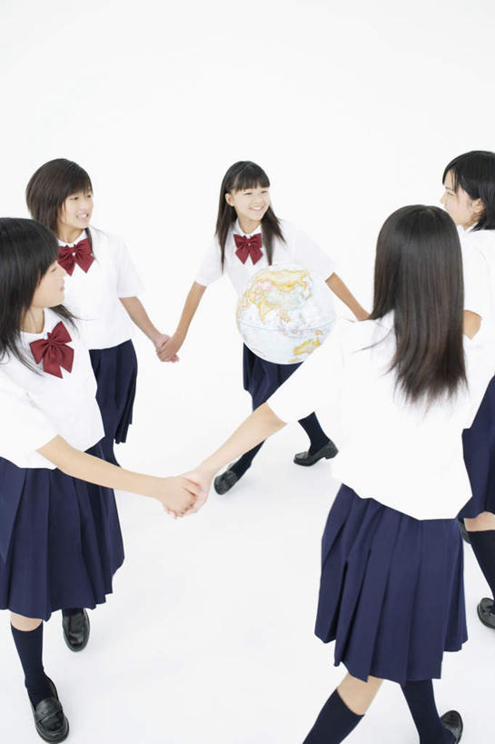 东方人,伙伴,朋友,走,握手,笑,微笑,露齿笑,竖图,俯视,室内,白天,白色背景,制服,友谊,亚洲,五个人,阴影,服装,环绕,围绕,反射,领结,影子,许多人,环抱,扭头,黄种人,转头,一群人,同学,校服,摄影,影棚,象征,庄重,校友,身份,学生服,正式,地位,同窗,学友,萦绕,友情,年轻女性,女人,女性,亚洲人,步行,搀手,拉手,散步,手拉手,手握手,走路,半身,彩图,高角度拍摄,影棚拍摄,拍摄,日本校服