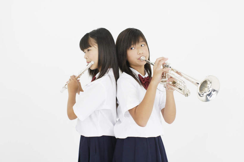 东方人,两个人,伙伴,朋友,站,竖图,室内,白天,白色背景,侧面,制服,友谊,安全,亚洲,握,阴影,服装,反射,领结,影子,吹奏乐器,笛子,横笛,乐器,木管乐器,铜管乐器,小号,吹奏,拿,拿着,依靠,注视,黄种人,观察,看,倚靠,站着,背靠背,同学,校服,背对背,握着,摄影,影棚,观看,察看,象征,庄重,校友,关注,铜管,身份,学生服,正式,地位,同窗,学友,竹笛,信任,友情,年轻女性,女人,女性,亚洲人,站立,半身,彩图,影棚拍摄,拍摄,日本校服