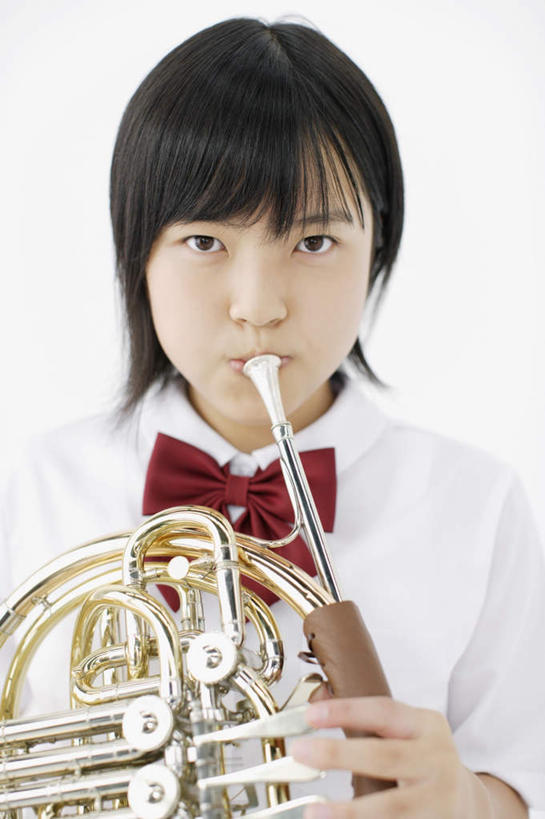 东方人,儿童,一个人,站,竖图,室内,白天,白色背景,正面,制服,纯洁,亚洲,仅一个女性,仅一个人,握,阴影,服装,反射,领结,影子,乐器,铜管乐器,圆号,吹奏,拿,拿着,注视,黄种人,一个,小孩,观察,看,站着,仅一个小孩,校服,可爱,童年,童趣,握着,摄影,影棚,单个,观看,察看,法国号,象征,庄重,关注,铜管,身份,童真,烂漫,无邪,学生服,正式,地位,天真,女孩,女人,女性,亚洲人,孩子,站立,半身,彩图,影棚拍摄,拍摄,日本校服,女生