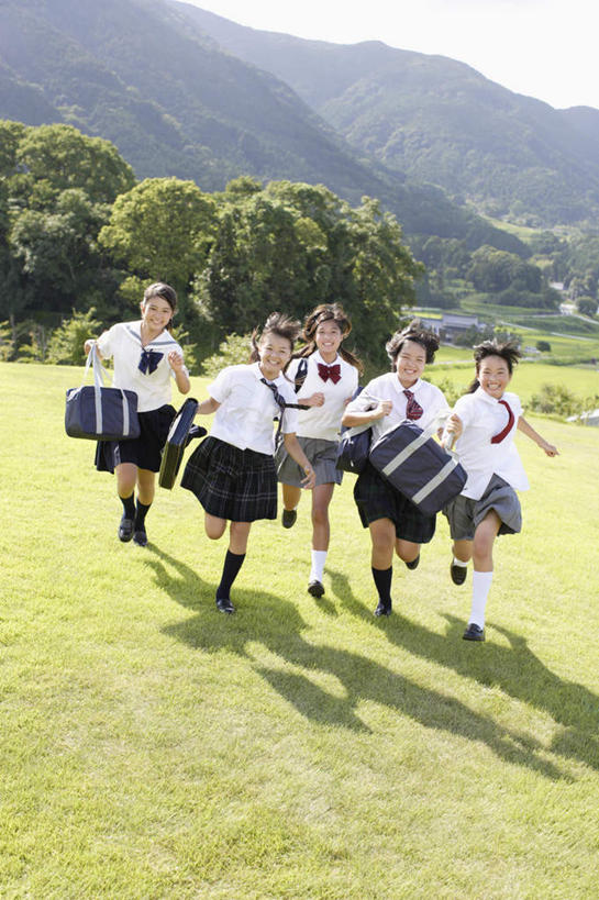 东方人,儿童,伙伴,朋友,笑,微笑,露齿笑,竖图,俯视,室外,白天,裙子,制服,友谊,纯洁,草地,草坪,山,山脉,植物,亚洲,五个人,奔驰,握,阴影,服装,光线,包,领结,皮包,影子,山峰,山峦,许多人,拿,拿着,黄种人,长裙,草,树,树木,小孩,绿色,阳光,自然,群山,奔跑,一群人,同学,校服,可爱,童年,童趣,握着,生长,成长,半身裙,单肩包,象征,庄重,校友,身份,童真,烂漫,无邪,学生服,正式,地位,同窗,学友,天真,友情,女孩,女人,女性,亚洲人,彩图,高角度拍摄,全身,日本校服,女生