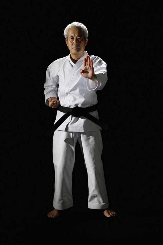 东方人,一个人,站,举,竖图,室内,白天,正面,锻炼,运动,武术,亚洲,仅一个男性,仅一个人,阴影,黑色背景,服装,反射,影子,注视,黄种人,光脚,衣服,白色,观察,看,托,站着,仅一个老年男性,赤脚,摄影,服饰,影棚,观看,察看,衣着,穿着,关注,搏击,空手道,衣饰,体育,老年男性,男人,男性,亚洲人,举起,举手,举着,向上举,向上伸,向上托,站立,彩图,全身,影棚拍摄,健身,拍摄,空手,唐手,武道,练功服