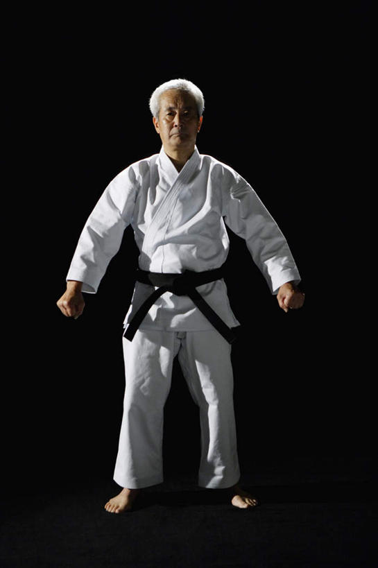 东方人,一个人,站,竖图,室内,白天,正面,锻炼,运动,武术,亚洲,仅一个男性,仅一个人,阴影,黑色背景,服装,反射,影子,注视,黄种人,光脚,衣服,白色,观察,看,站着,仅一个老年男性,赤脚,摄影,服饰,影棚,观看,察看,衣着,穿着,关注,搏击,空手道,衣饰,体育,老年男性,男人,男性,亚洲人,站立,彩图,全身,影棚拍摄,健身,拍摄,空手,唐手,武道,练功服