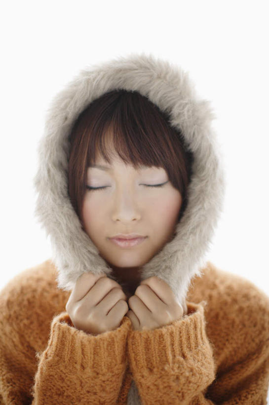 东方人,脸,头,脸颊,手,一个人,站,闭眼,笑,微笑,竖图,室内,特写,白天,白色背景,正面,毛衣,帽子,亚洲,双手,仅一个年轻女性,仅一个女性,仅一个人,握,阴影,装饰,反射,影子,黄种人,肩膀,站着,温暖,手部,橙色,握着,摄影,影棚,保暖,点缀,御寒,线衫,衬托,美观,棉帽,雷锋帽,年轻女性,女人,女性,亚洲人,头部,脸部,脸蛋,面部,闭眼睛,闭着眼,闭着眼睛,站立,半身,彩图,影棚拍摄,绒衣,套衫,套头毛衣,线衣,拍摄