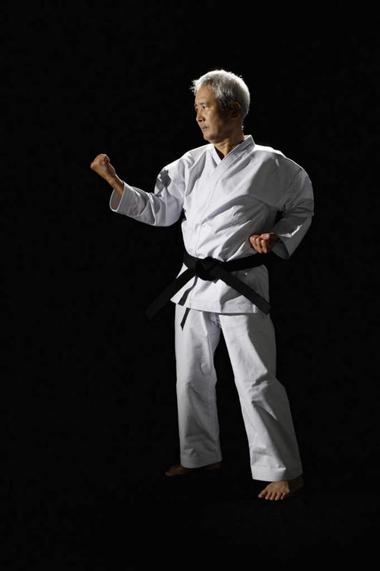 东方人,一个人,站,举,竖图,室内,白天,正面,锻炼,运动,武术,亚洲,仅一个男性,仅一个人,阴影,黑色背景,服装,反射,影子,注视,黄种人,衣服,白色,观察,看,托,站着,仅一个老年男性,摄影,服饰,影棚,观看,察看,衣着,穿着,关注,搏击,空手道,衣饰,体育,老年男性,男人,男性,亚洲人,举起,举手,举着,向上举,向上伸,向上托,站立,彩图,全身,影棚拍摄,健身,拍摄,空手,唐手,武道,练功服