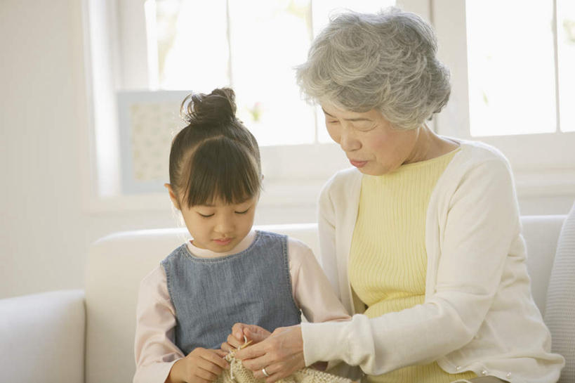 东方人,儿童,老年人,两个人,家庭,祖母,客厅,坐,横图,室内,白天,正面,纯洁,窗户,沙发,亚洲,握,阴影,服装,编织,反射,影子,墙,注视,休闲装,黄种人,针,玻璃窗,墙壁,墙面,小孩,衣服,白色,低头,观察,看,休闲,温暖,温馨,一家人,休闲服,可爱,童年,童趣,握着,服饰,奶奶,观看,祖孙,教导,和睦,察看,起居室,关注,布艺沙发,童真,烂漫,无邪,外婆,外孙女,外祖母,毛衣针,客堂,编织针,天真,老年女性,女孩,女人,女性,亚洲人,孩子,孙女,坐着,半身,彩图,融洽,女生