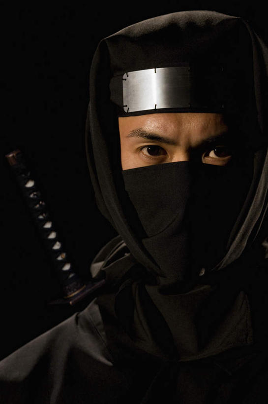 东方人,脸,头,脸颊,一个人,站,竖图,室内,特写,白天,正面,民族服装,竞争,亚洲,仅一个男性,仅一个人,对抗,阴影,黑色背景,冲突,反射,头巾,武士刀,影子,刀具,注视,黄种人,破坏,肩膀,仅一个年轻男性,刀,观察,看,站着,武器,战争,摄影,影棚,观看,损坏,察看,攻击,威胁,对立,关注,矛盾,兵器,间谍,防御,忍者,日本刀,敌对,挫败,斗争,抗拒,抗衡,冷兵器,凶器,杀伤,威慑,东洋刀,东瀛刀,日本武士刀,杀手,危险,男人,男性,年轻男性,亚洲人,头部,脸部,脸蛋,面部,站立,半身,彩图,影棚拍摄,传统服装,民俗服,拍摄