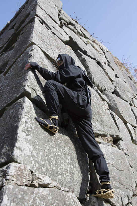 东方人,一个人,攀登,竖图,室外,白天,仰视,民族服装,石头,山,山脉,亚洲,仅一个男性,仅一个人,阴影,光线,石子,影子,山峰,山峦,注视,黄种人,仅一个年轻男性,蓝色,蓝天,天空,阳光,群山,天,观察,看,爬,晴朗,观看,察看,关注,间谍,忍者,万里无云,杀手,男人,男性,年轻男性,亚洲人,石块,岩石,晴空,晴空万里,攀爬,彩图,低角度拍摄,全身,传统服装,民俗服