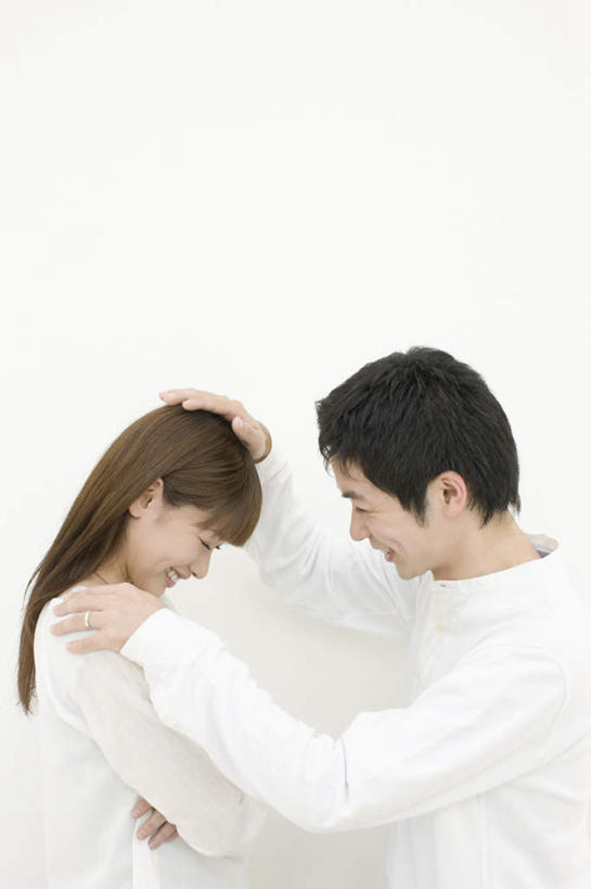 东方人,两个人,站,笑,摸,微笑,露齿笑,竖图,室内,白天,白色背景,侧面,爱情,亚洲,抚摸,阴影,服装,反射,影子,浪漫,休闲装,黄种人,相视,衣服,站着,休闲,温暖,温馨,面对面,休闲服,恩爱,恋人,摄影,服饰,影棚,对视,安慰,和睦,抚慰,互视,慰藉,相对,相看,劝慰,男人,男性,年轻男性,年轻女性,女人,女性,亚洲人,情侣,触摸,接触,站立,半身,彩图,影棚拍摄,拍摄,伴侣,融洽