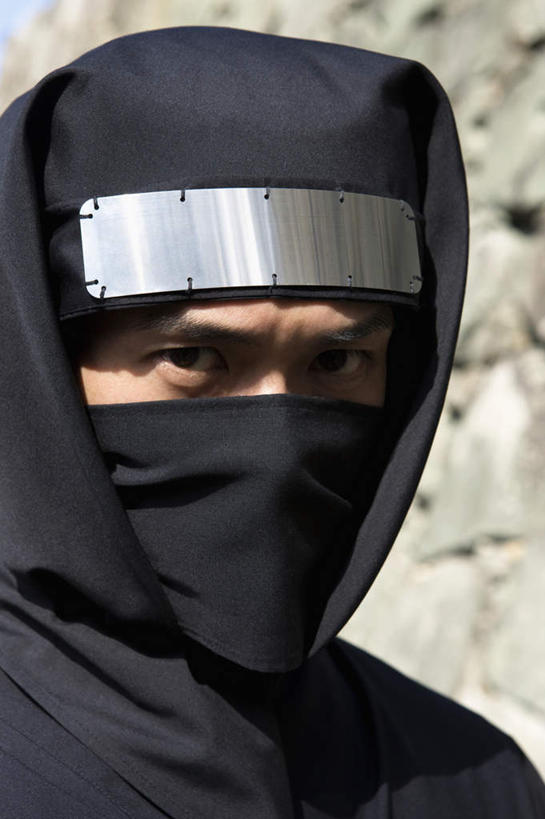 东方人,脸,头,脸颊,一个人,站,竖图,室外,特写,白天,正面,民族服装,石头,亚洲,仅一个男性,仅一个人,阴影,朦胧,模糊,光线,石子,头巾,影子,墙,注视,黄种人,肩膀,墙壁,墙面,仅一个年轻男性,阳光,观察,看,站着,观看,察看,关注,间谍,忍者,护额,杀手,男人,男性,年轻男性,亚洲人,头部,脸部,脸蛋,面部,石块,岩石,站立,半身,彩图,传统服装,民俗服