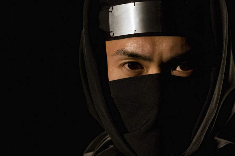 东方人,脸,头,脸颊,一个人,站,横图,室内,特写,白天,正面,民族服装,亚洲,仅一个男性,仅一个人,阴影,黑色背景,朦胧,模糊,反射,头巾,影子,注视,黄种人,肩膀,仅一个年轻男性,观察,看,站着,摄影,影棚,观看,察看,关注,间谍,忍者,护额,杀手,男人,男性,年轻男性,亚洲人,头部,脸部,脸蛋,面部,站立,半身,彩图,影棚拍摄,传统服装,民俗服,拍摄