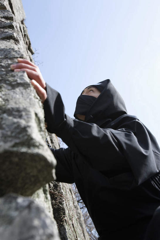 东方人,一个人,攀登,竖图,室外,白天,仰视,民族服装,石头,山,山脉,亚洲,仅一个男性,仅一个人,握,阴影,光线,石子,头巾,影子,山峰,山峦,注视,黄种人,仅一个年轻男性,蓝色,蓝天,天空,阳光,群山,天,观察,看,爬,握着,晴朗,观看,察看,关注,间谍,忍者,万里无云,杀手,男人,男性,年轻男性,亚洲人,石块,岩石,晴空,晴空万里,攀爬,半身,彩图,低角度拍摄,传统服装,民俗服